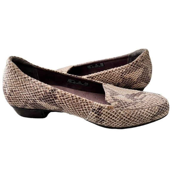 Clarks Artisan Ballet Flats Shoes‎ Womens Size 7 W Snake Animal Print Mob Wife - Picture 1 of 10
